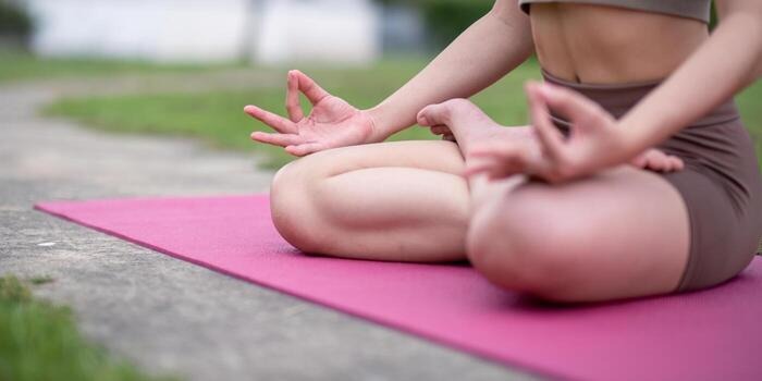 Ruhiger heller Yoga-Raum mit Matte und Pflanzen